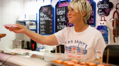 Verkäuferin hinter Theke